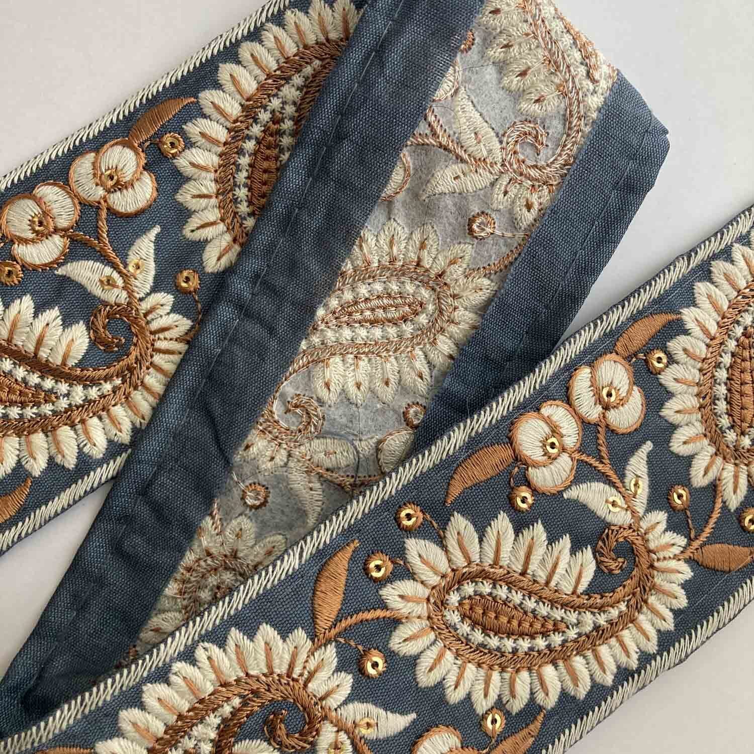 白ライン縁ペイズリー刺繍ローシルクリボン（50cm〜） | Dua