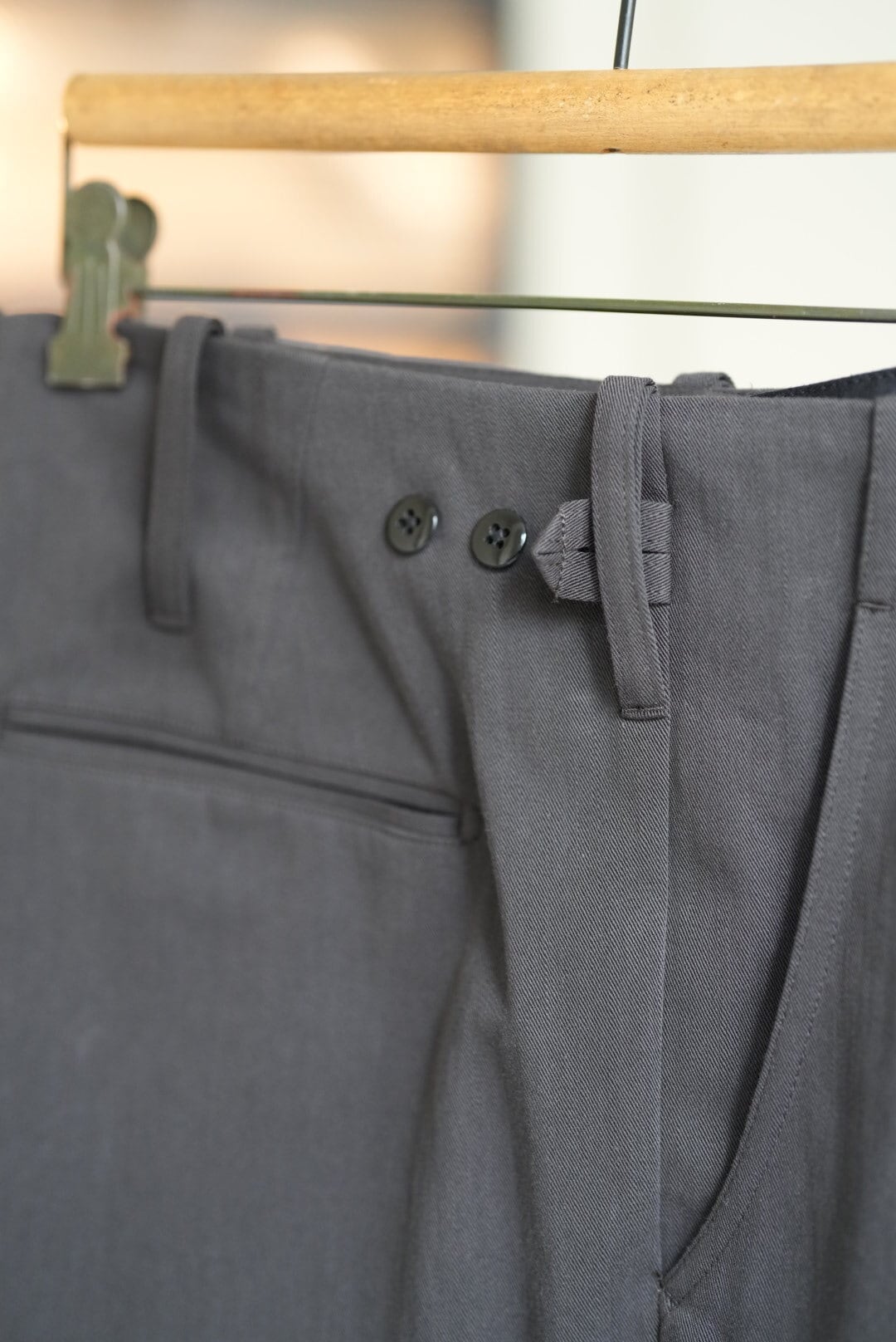 MAATEE&SONS CHINO TROUSER -GRAYSHAMBRAY- | TOMMY'S KURAMAE