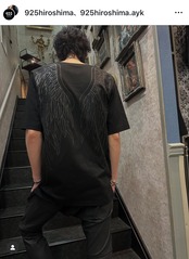 GODSIZE 2025 V NECK TEE [BLACK WINGS]