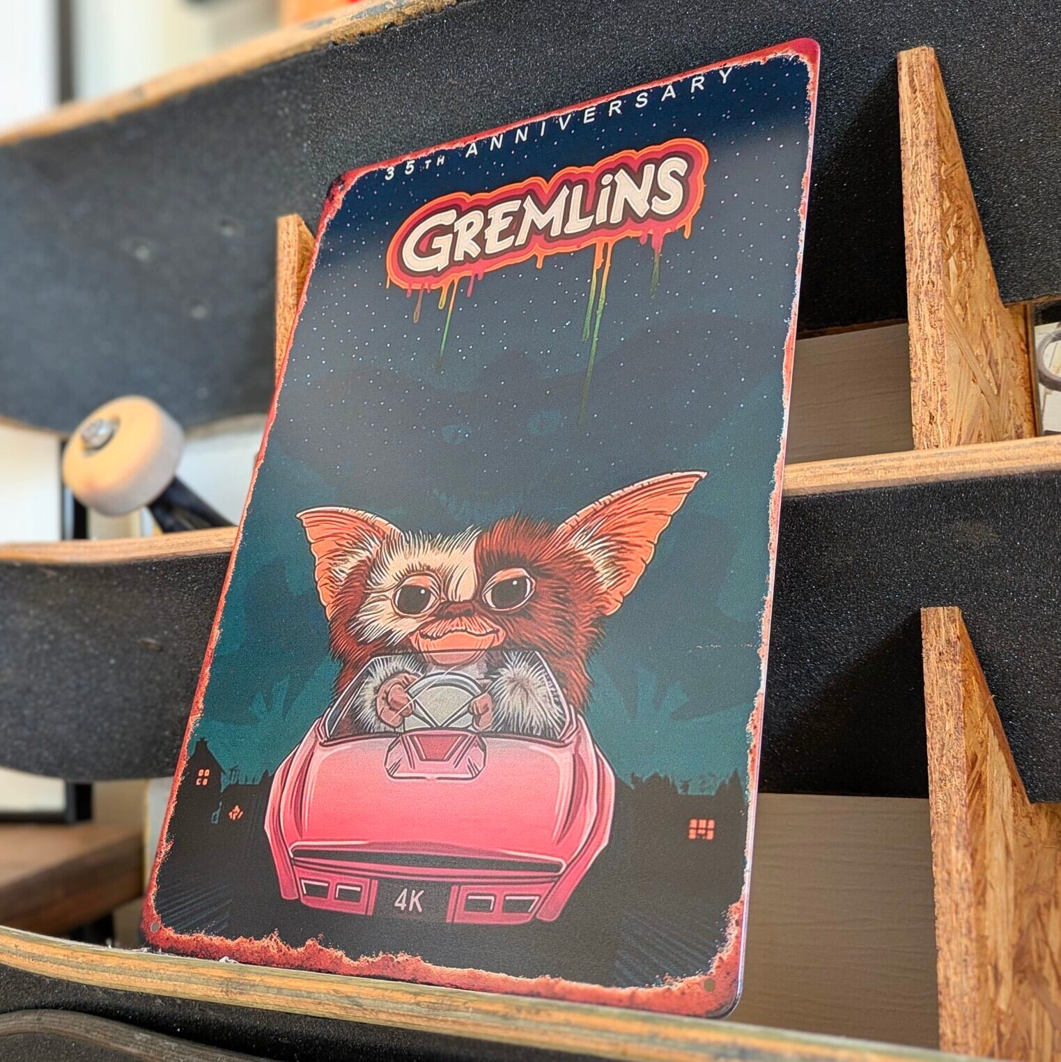 送料無料!ちょうどいいブリキ看板【 Gremlins ( グレムリン )】 ギズモ 運転 / METAL SIGN / メタルサイン / ブリキ看板 / サインボード / ビンテージ加工 〚アメリカン雑貨 アメトイ〛