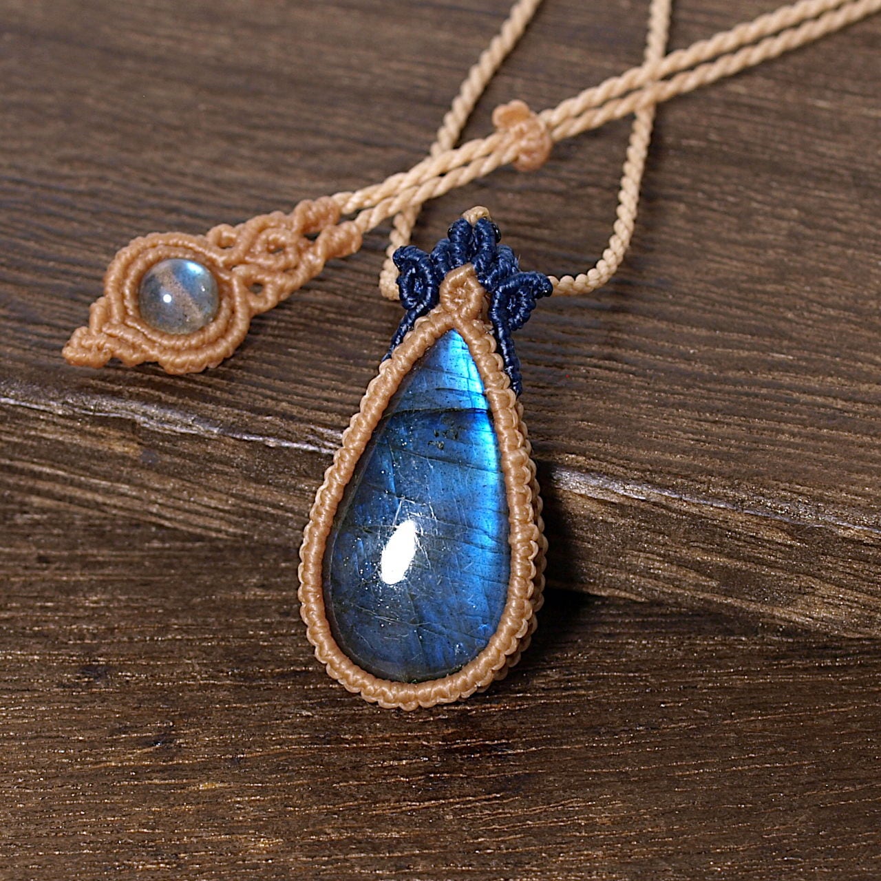 【一点物】ブルーラブラドライトのドロップルースを包んだマクラメネックレスNo.2