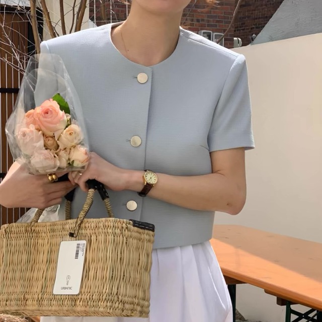 レディース トップス ジャケット 上着 サマージャケット 羽織 前開き ノーカラージャケット ショート 半袖 ラウンドネック 襟なし ノーカラー ストレート フェミニン ハイウエスト コンサバ ボタン ヴィンテージ きれいめ シンプル カジュアル 上品 おしゃれ かっこいい エレガント 抜け感 クラシカル ナチュラル 無地 春 夏 入学式 入園式 卒業式 卒園式 ママ オフィス OL 通勤 お出かけ レストラン ホテル ショッピング 韓国 コーデ 普段使い フリーサイズ 白 ホワイト 黒 ブラック ブルー