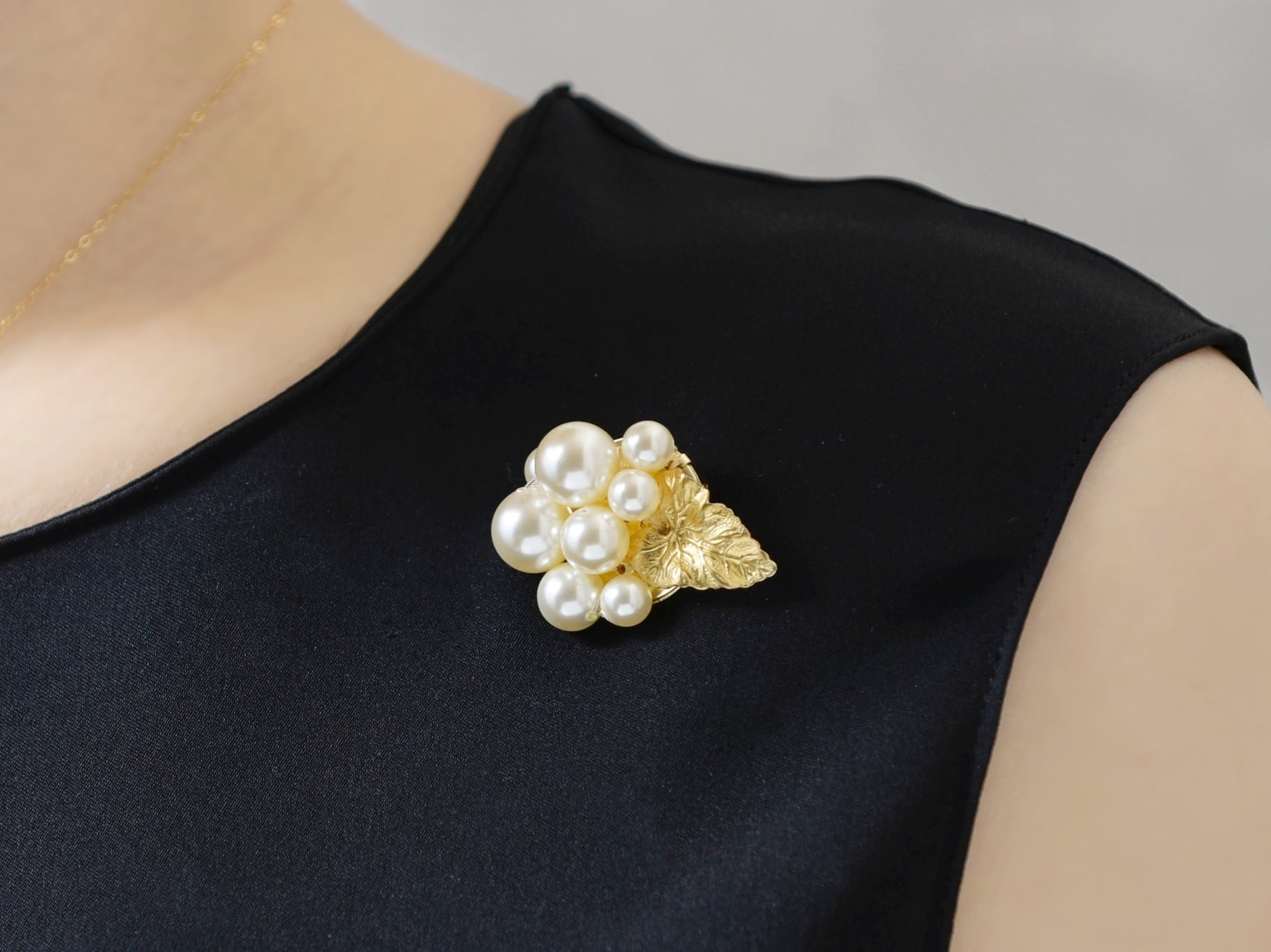 【ブローチ】パールの花/ヴィンテージな真鍮の葉っぱ付(セットに変更可能)