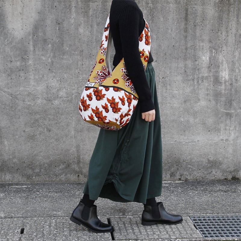 アフリカ布のショルダーバッグ（カンガ）大きめ 斜めがけ たすき掛け