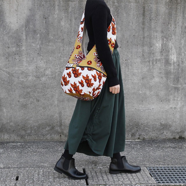 アフリカ布のショルダーバッグ（カンガ）大きめ 斜めがけ たすき掛け ヨガ ピラティス