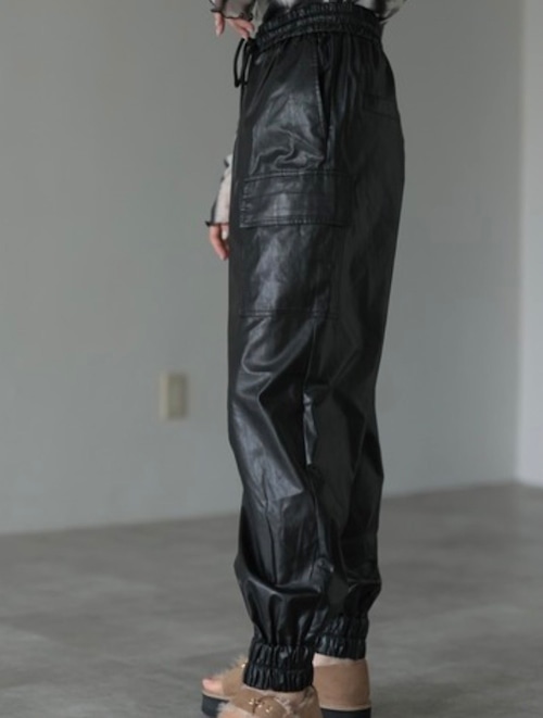 JOG PANTS leather 風　black