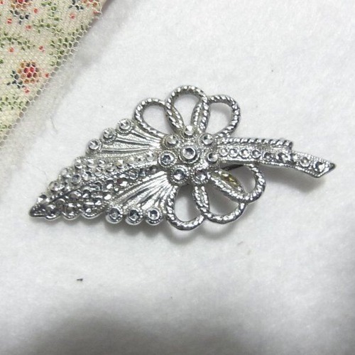 フラワーブローチ　コスチュームジュエリー卸値以下でセール　K2074B