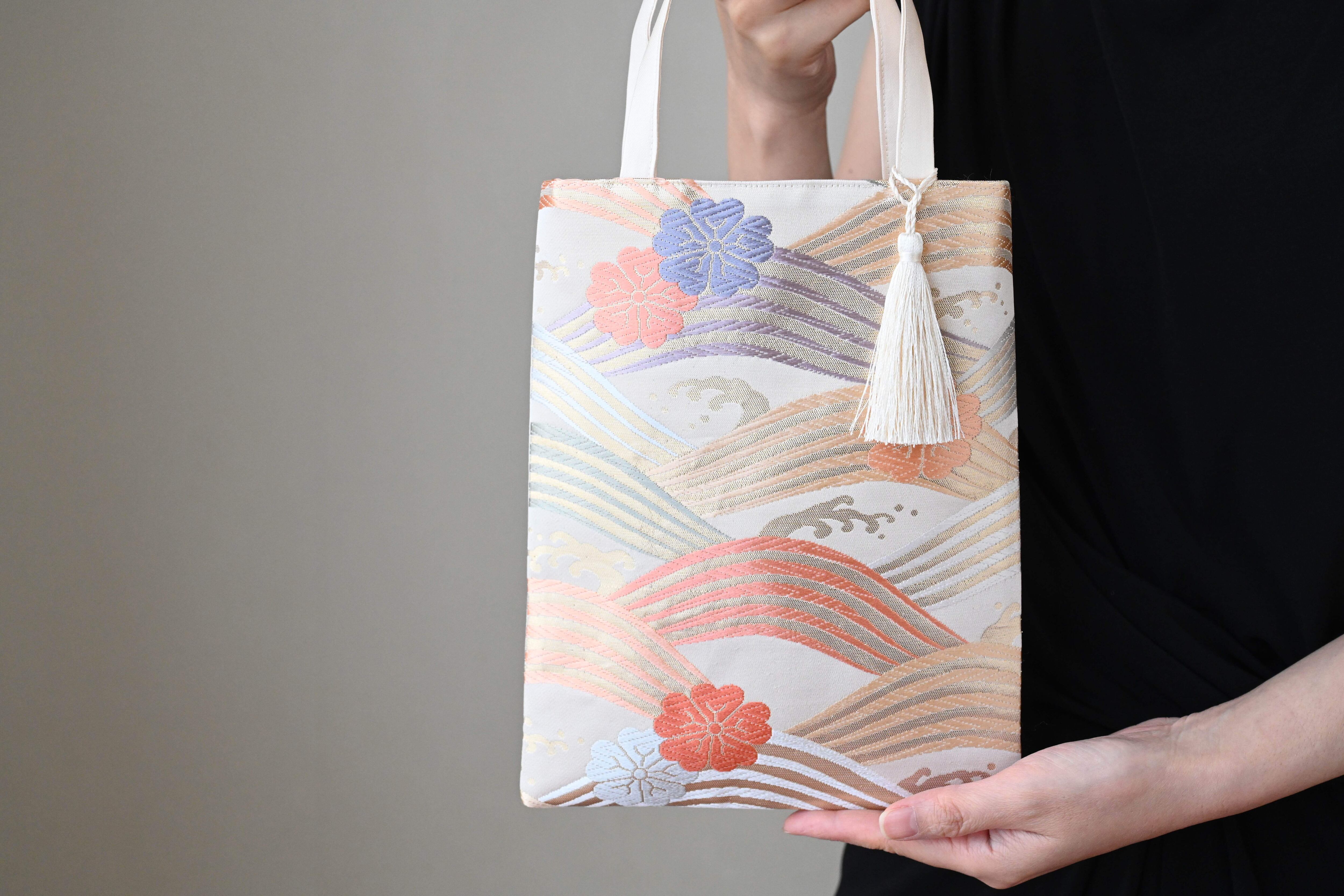 花々・色紙・波模様 シルバー・薄紫 シルク帯リメイク ミニサブバック