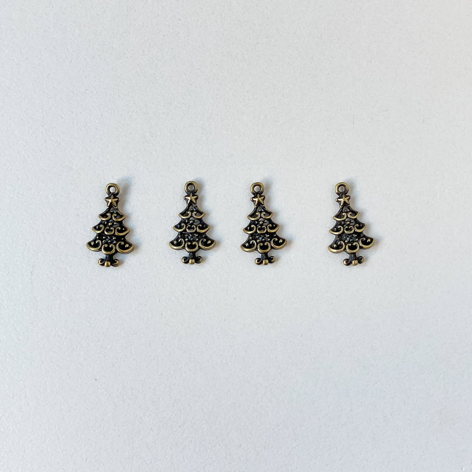 アンティーク風 くるんとしたツリーの透かしメタルチャーム