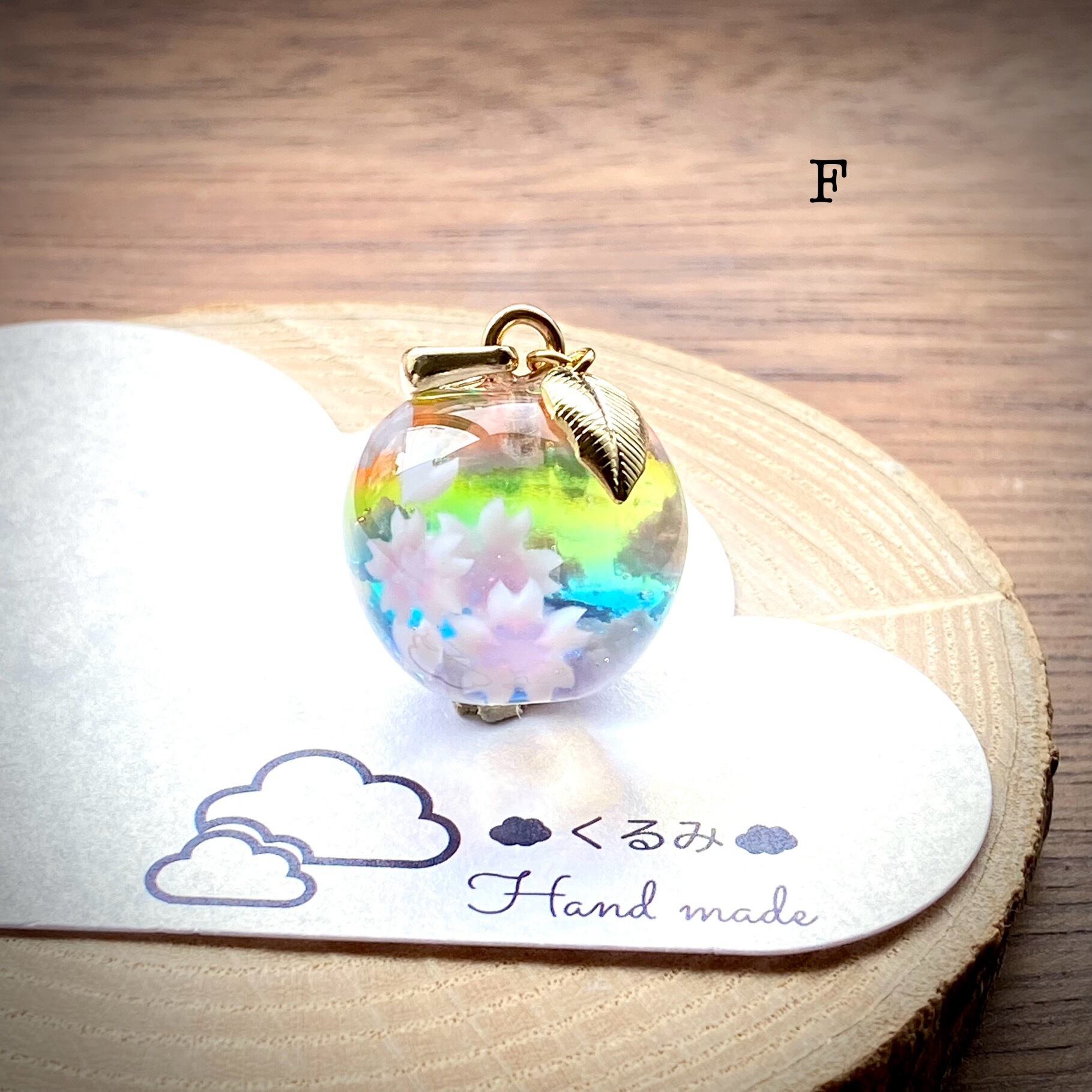 雲&空ペンダント りんご型 虹色の空と桜 F