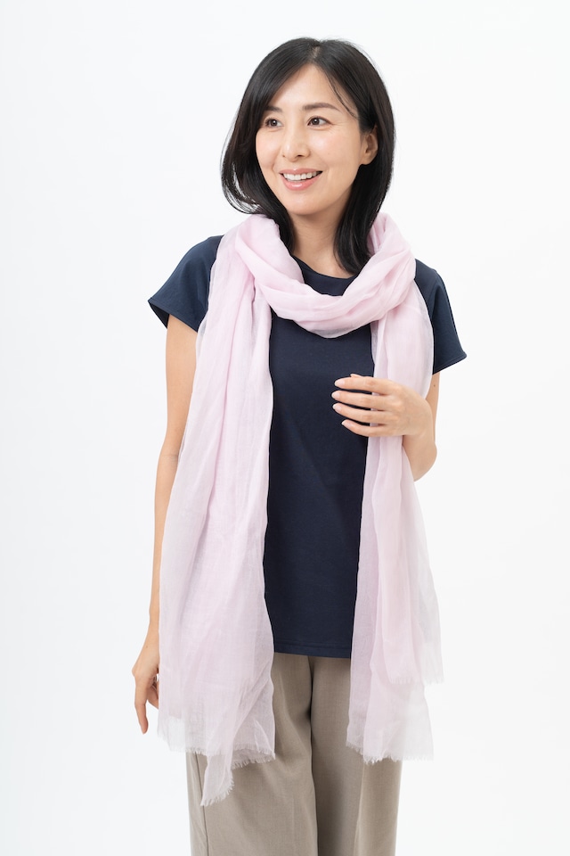 手のひらサイズに収まる、カシミヤ100％薄手ストール   Tango - タンゴ/サクラピンク　幅100cm×縦230cm（本体部分）+1cm×2（房部分）