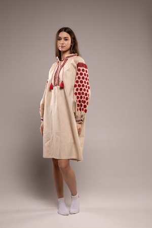 ウクライナ刺繍ヴィシヴァンカ・クラシック　コロミヤ　手刺繍　麻　レディース・フリーサイズ