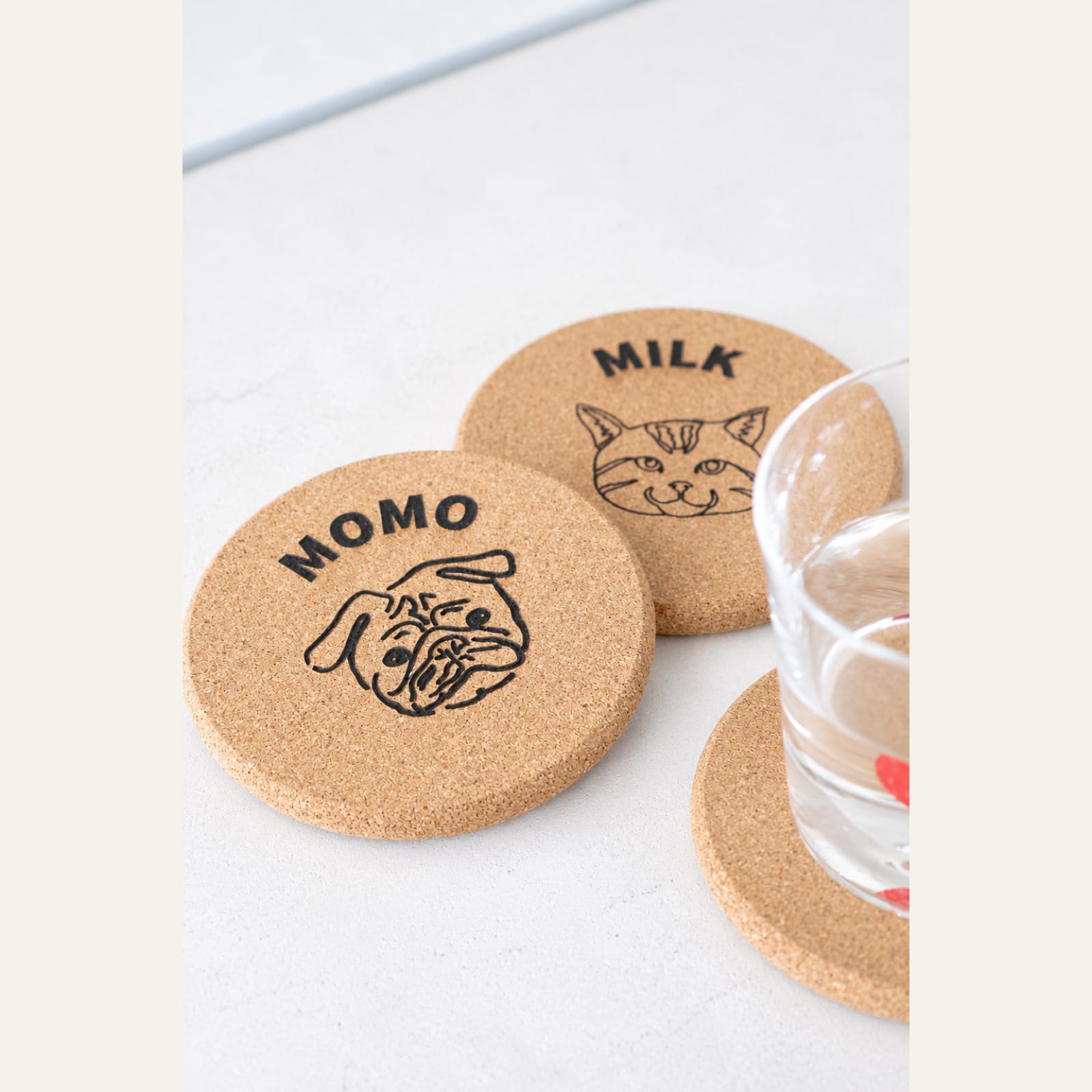 【名入れ コルク木製コースター】吸水・滑り止め おしゃれデザイン グラス/マグカップ用 直径 10cm× 厚さ 10 mm