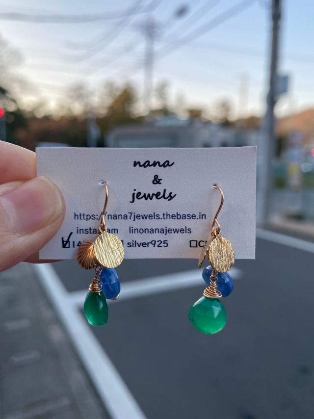 nana&jewels greenオニキス、カイヤナイト14kgf コインチャームピアス p-461