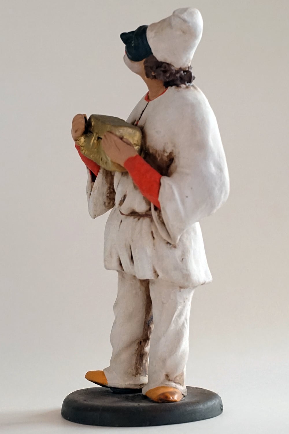 ナポリの幸運のお守り！ ー ピザを運ぶプルチネッラ-1 | ルカニア