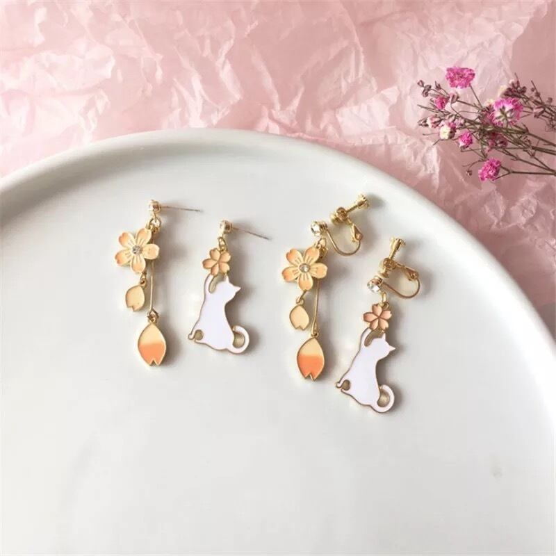 ⭐︎送料無料⭐︎白猫✖︎クリーム色桜ピアスとイヤリング