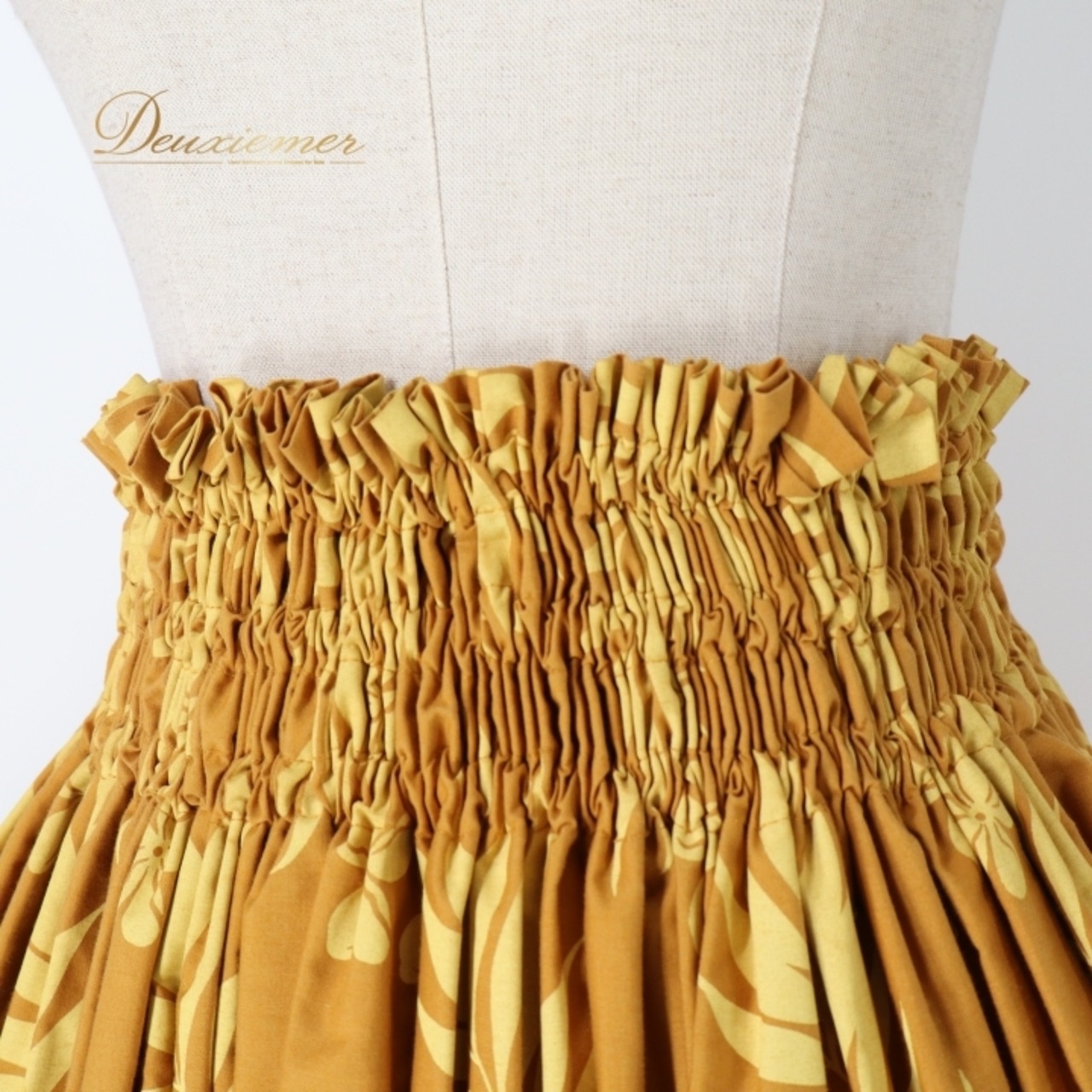 フラダンス 衣装 パウスカート ブラウン系 プルメリア柄 モンステラ柄 ハワイアンプリント アロハ フラ ダンス レッスン 練習 植物柄 花柄 シングル スカート フレア 華やか おしゃれ かわいい 上品 イエロー系 茶 黄 フラダンス衣装 おしゃれなスカート ハワイアンファッション カジュアル キュート ダンスウェア