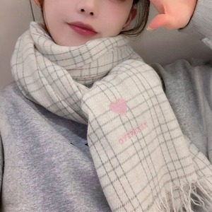マフラー レディース 秋冬 大判 チェック柄 ハート刺しゅう ロゴ 韓国 ガーリー ロング フリンジ 防寒 あったか ストール 通勤 通学 ひざ掛け 大人可愛い [LW-CGZ004]