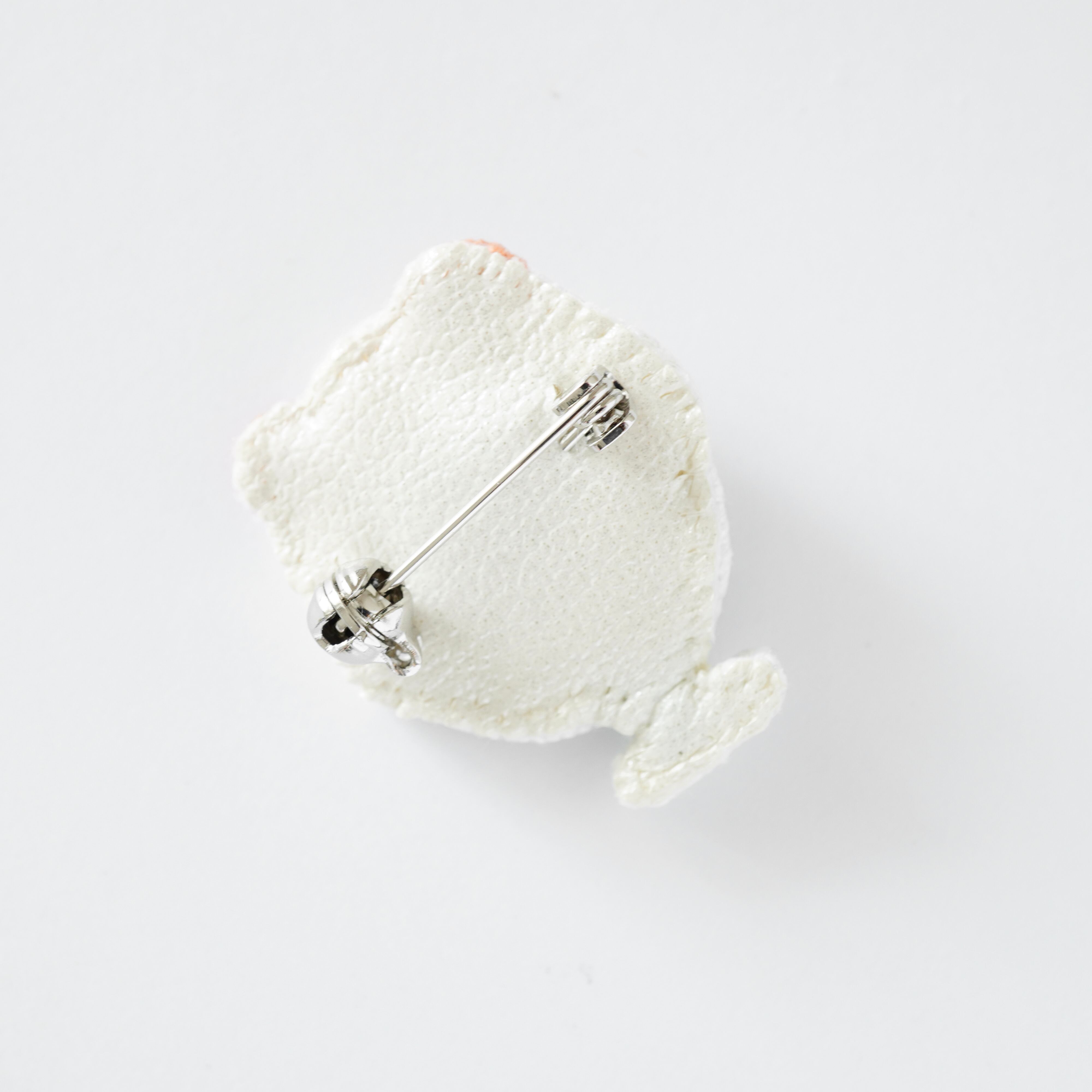 こり しろくまかき氷 ビーズ刺繍 ブローチ ハンドメイドアクセサリー 受注制作】しろくまかき氷のブローチ ビーズ刺繍ブローチ