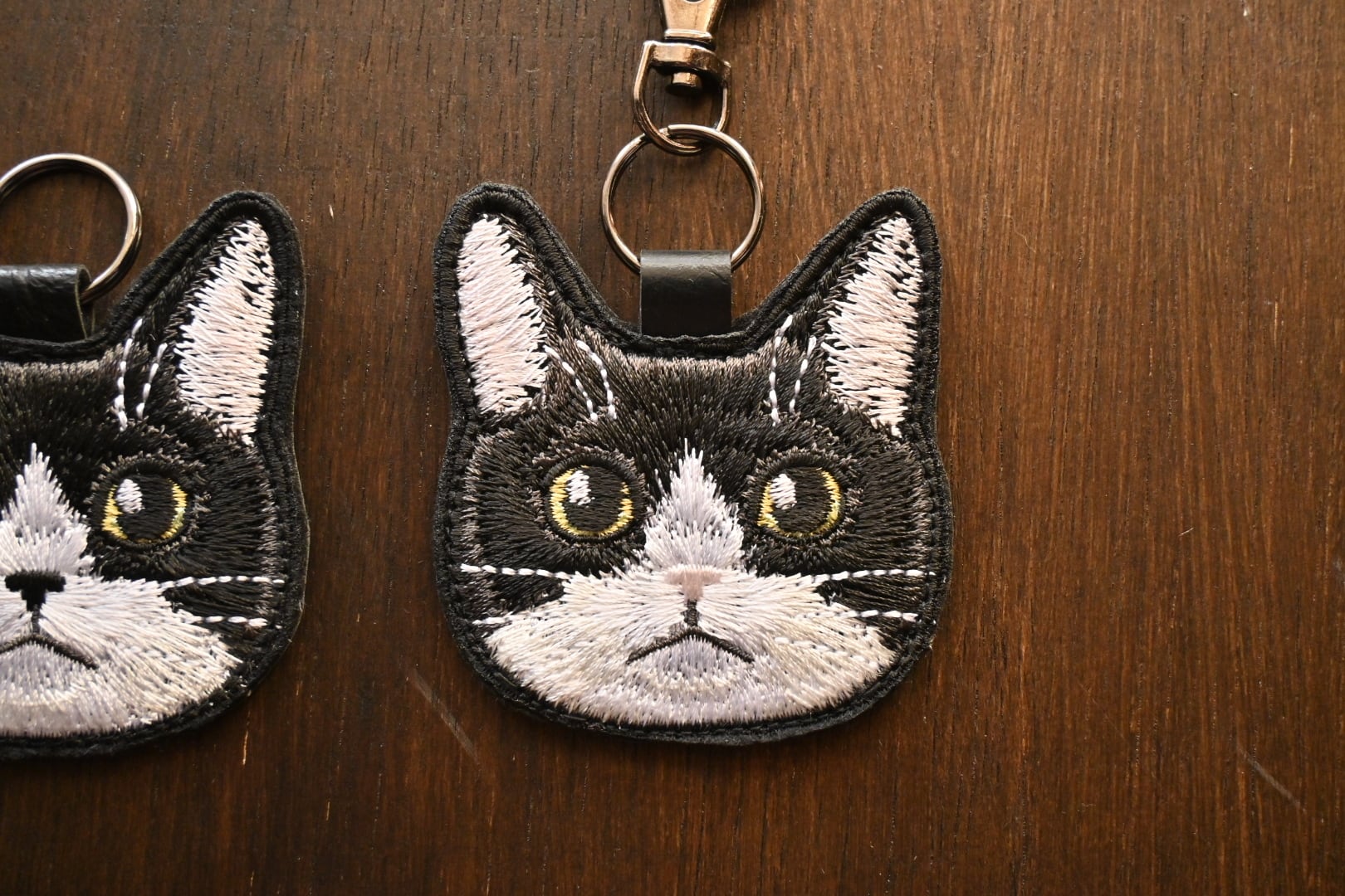 豆猫HOLDCATキーホルダー MN-23 ハチワレ猫〜特製豆猫トレカ付き ハチワレ猫ちゃんのキーホルダー | 猫と暮らす洋裁店