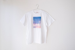 ピンク色の雲と湖の、Tシャツ