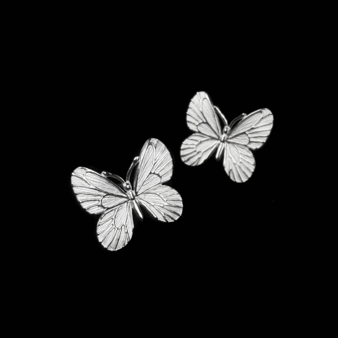 Laura｜ローラ 蝶 ポスト ピアス (SV925) 白仕上げ