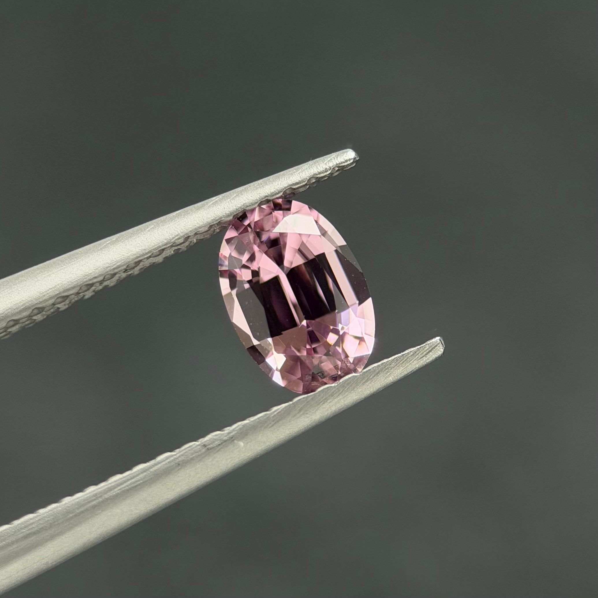 パープリッシュピンクスピネル 6.5x4.5mm, 0.69ct, タジキスタン産