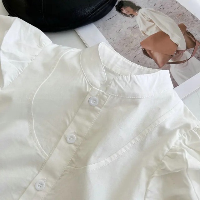 【取寄】ボリューム袖が目を惹くノーカラーブラウス