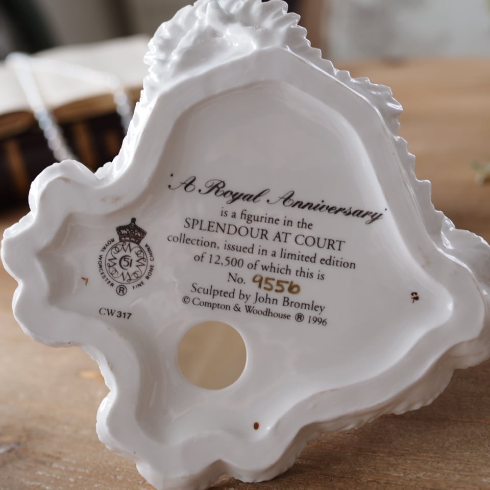 英国ロイヤルウースター SPLENDOUR AT COURT 限定フィギュリン