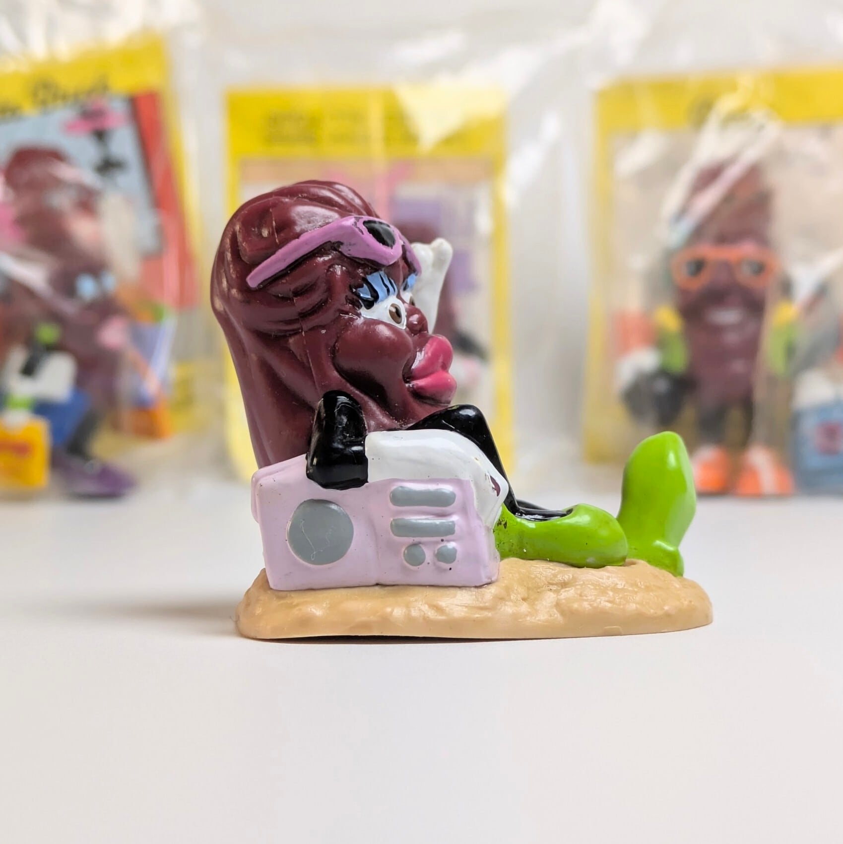 ☆ VINTAGE 1988 ☆ 【 California Raisins（カリフォルニアレーズン）】『 BEACH / ビーチ 日光浴 』 PVC フィギュア ビンテージトイ 〚アメリカン雑貨 アメトイ〛