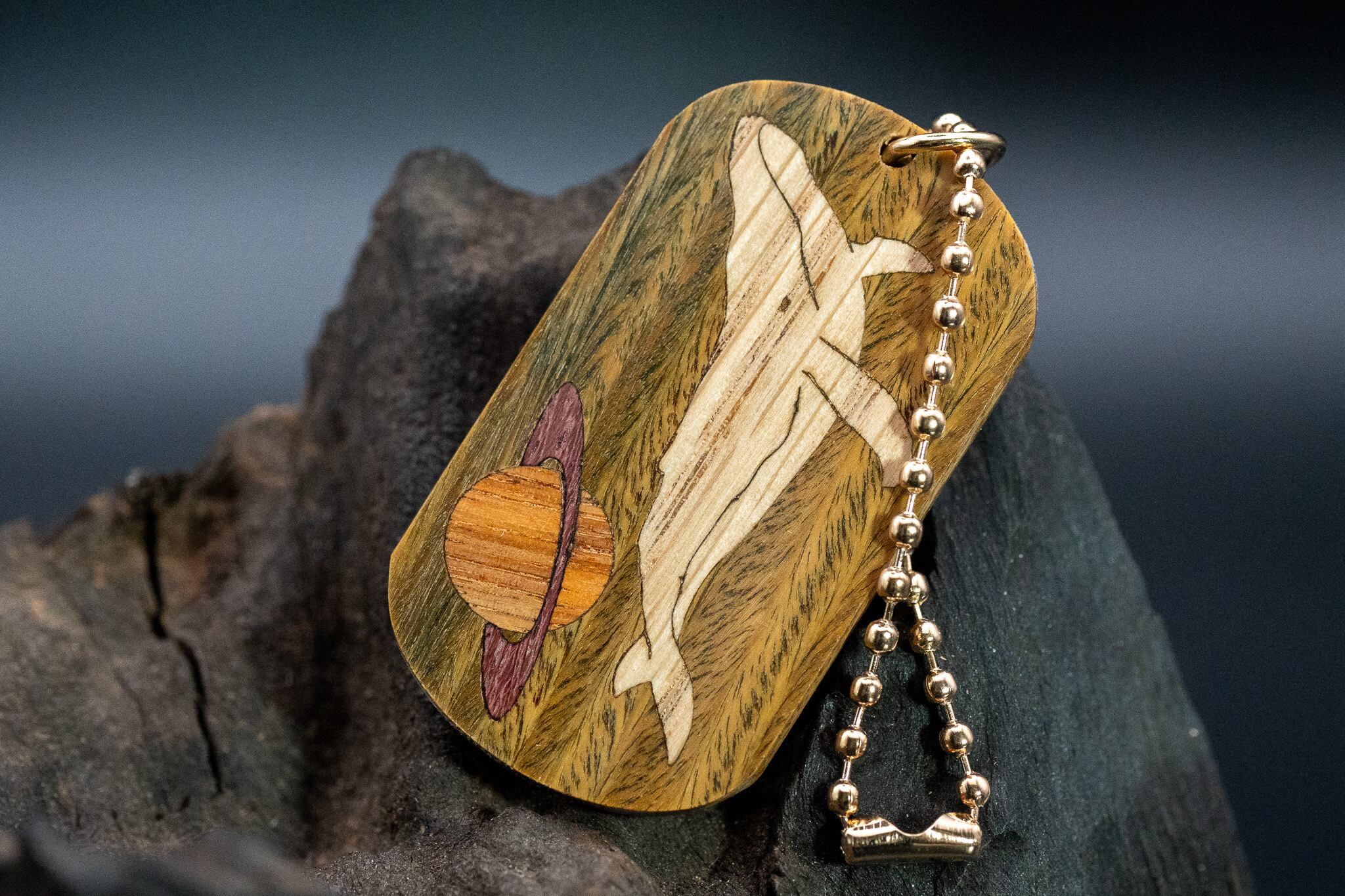 翡翠の木】パロサント ドッグタグ 象嵌 勇魚と惑星 | 木軸ペン工房 金杢犀