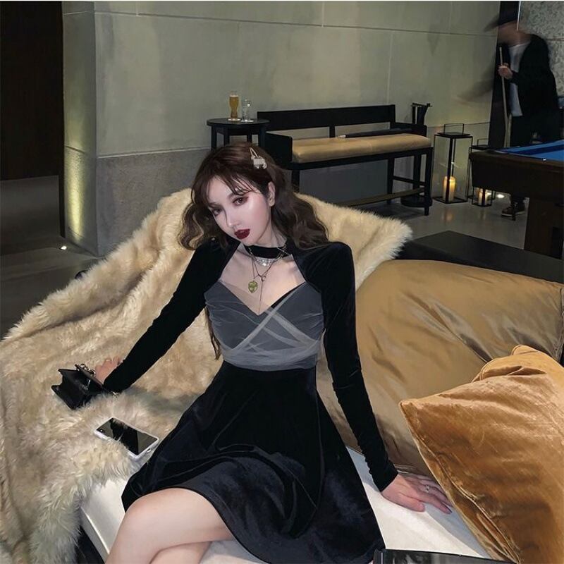 【新作】【送料無料】 ゴールドベルベットのドレスの女性の新しい秋と冬のセクシーなウエスト V ネックホルターメッシュスプライシング陰謀ヘップバーンリトルブラックドレス 0262761809692