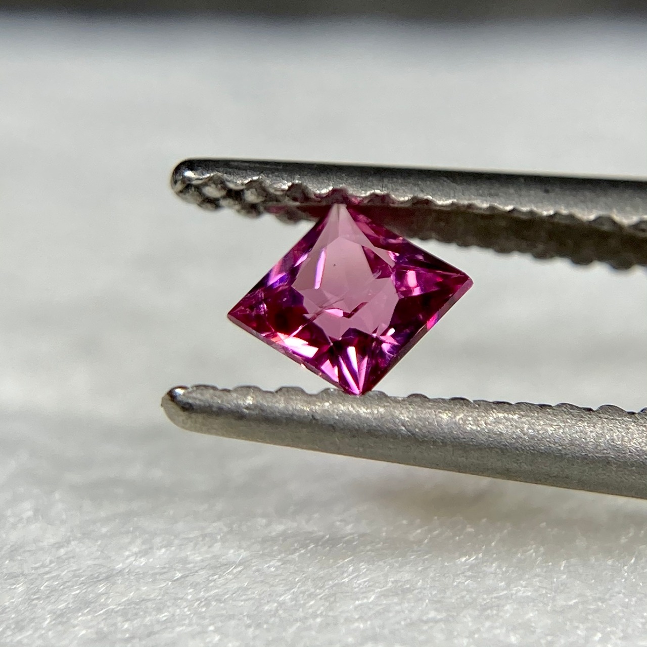 プリンセスなスピネル 3.5mm*3.5mm 濃いめ 訳あってお買い得　r-0016