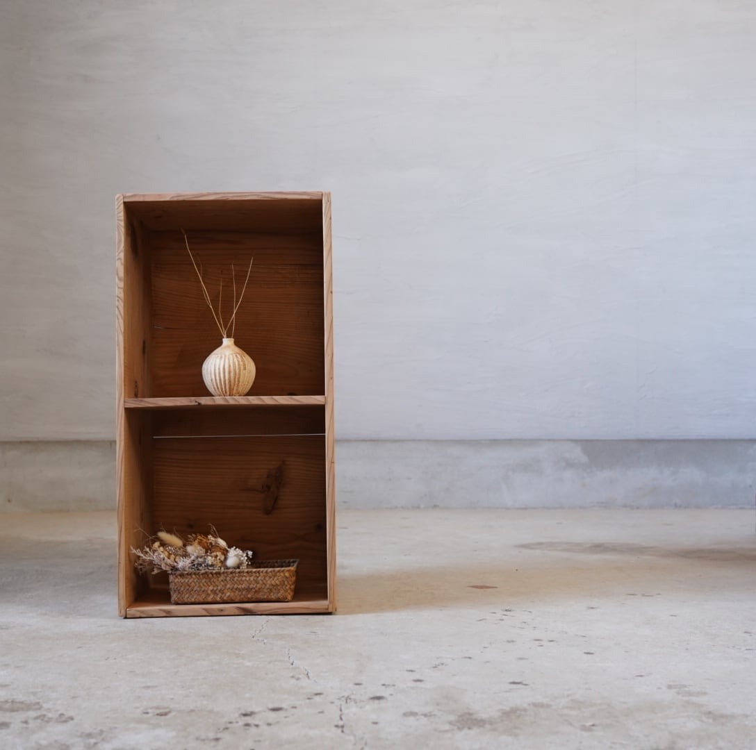 古い2段の木製棚