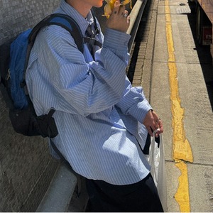 ピンストライプ落書きエンブレムライトブルーシャツ　1118