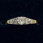 イギリス　アンティークリング　18金とプラチナが織り成すクラシカルで上質な作品～アンティークダイヤ7pcの贅沢な輝き～　DR00583