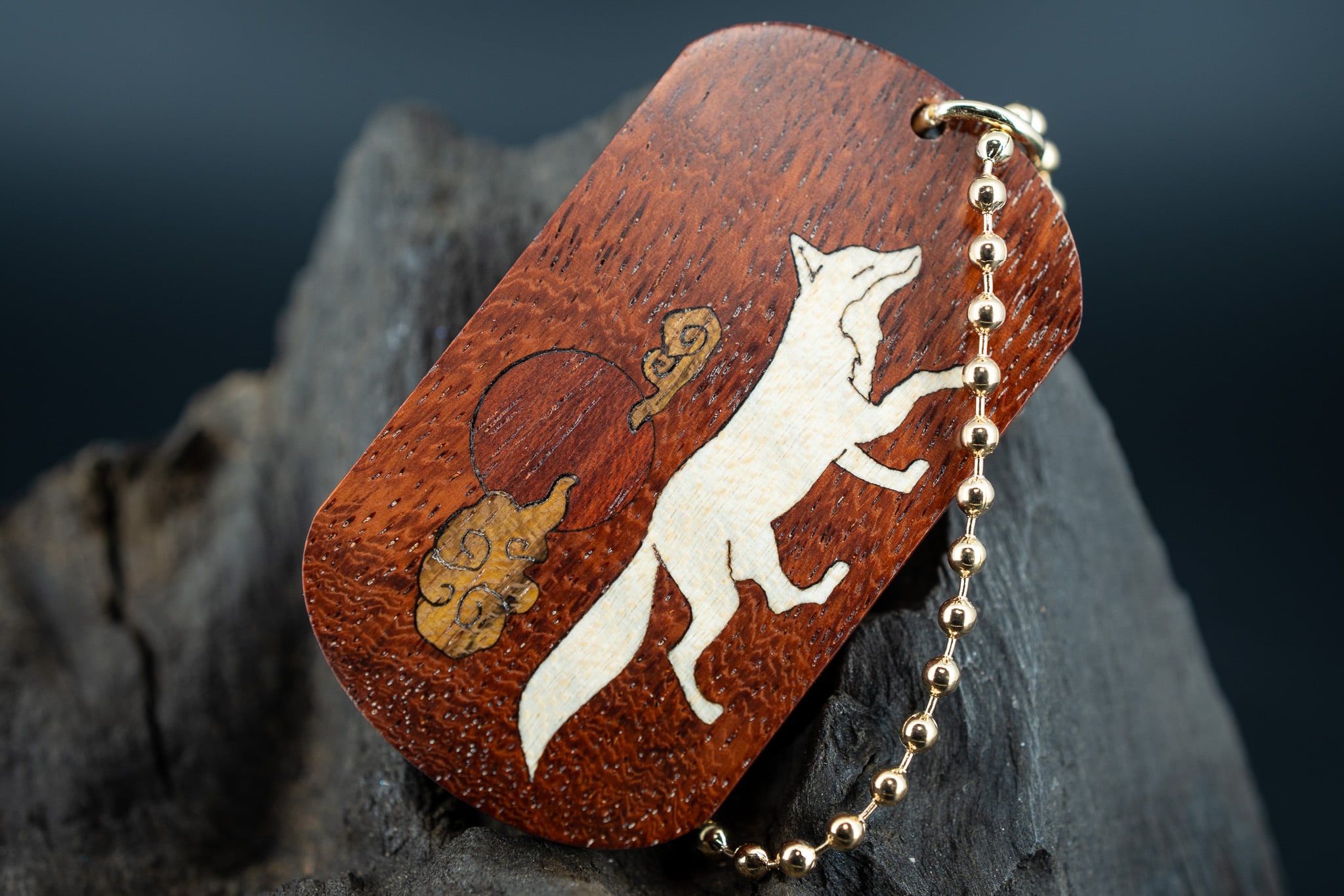 【朱色の銘木】 花梨ドッグタグ 象嵌 十五夜きつね