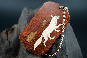 【朱色の銘木】 花梨ドッグタグ 象嵌 十五夜きつね