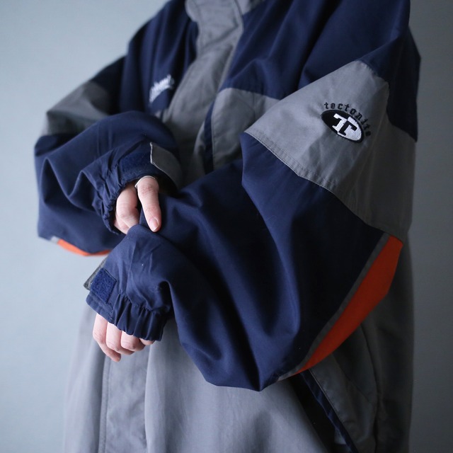 "Columbia" 3-tone good coloring over silhouette mountain jacket