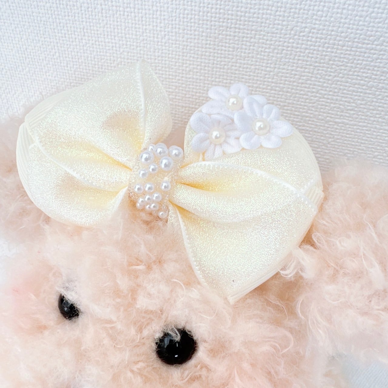 清楚なお花キラキラリボンヘアバンド（後ろ支え付き）