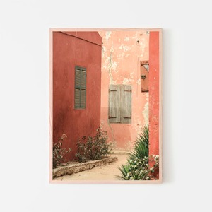 セネガル、ゴレ島の小さな通り道 / アートポスター 風景写真 インテリア 2L〜 自然 建物 テラコッタ 植物 草 花
