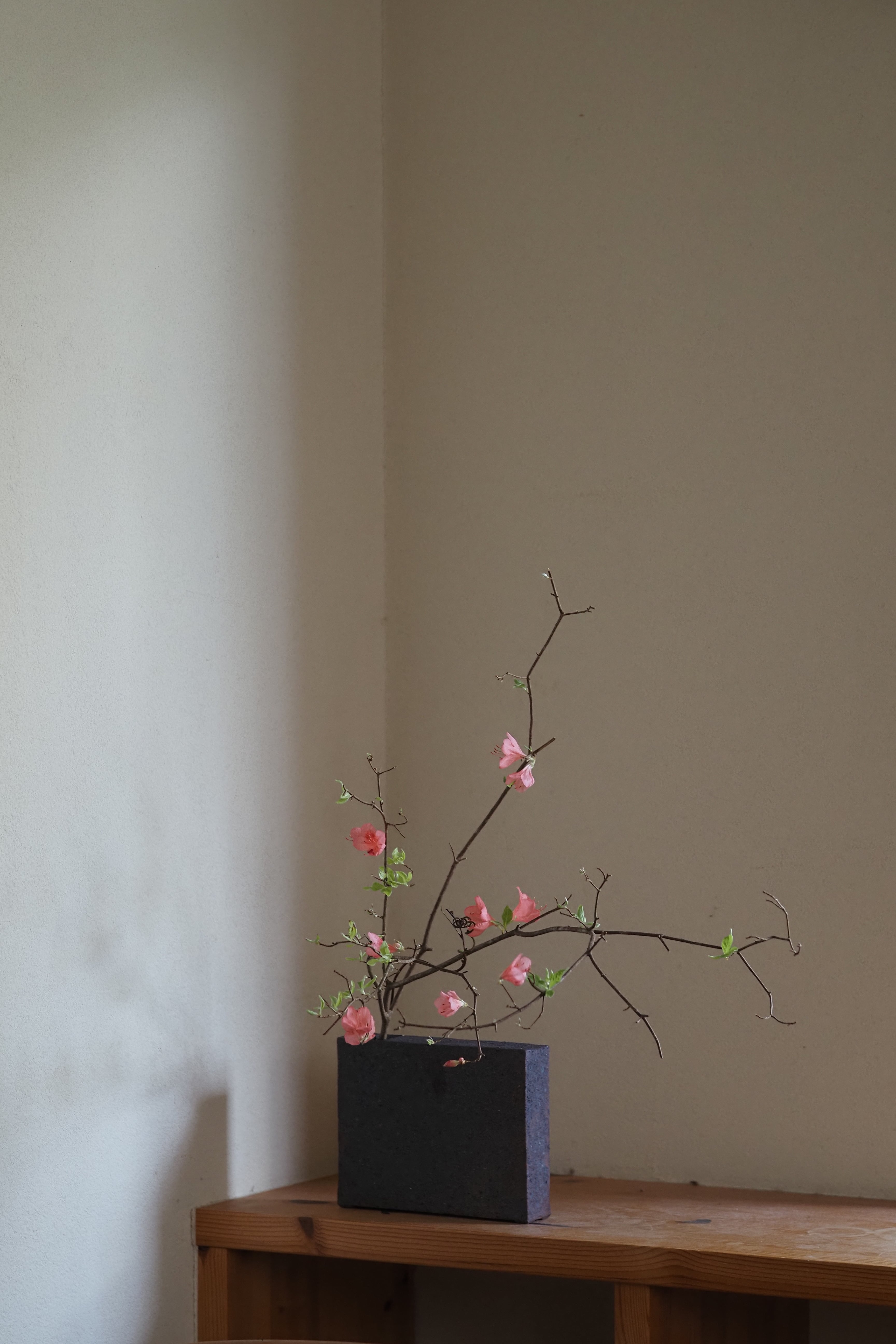村上 躍 77. 白灰化粧箱型花器 | 陶屋なづな