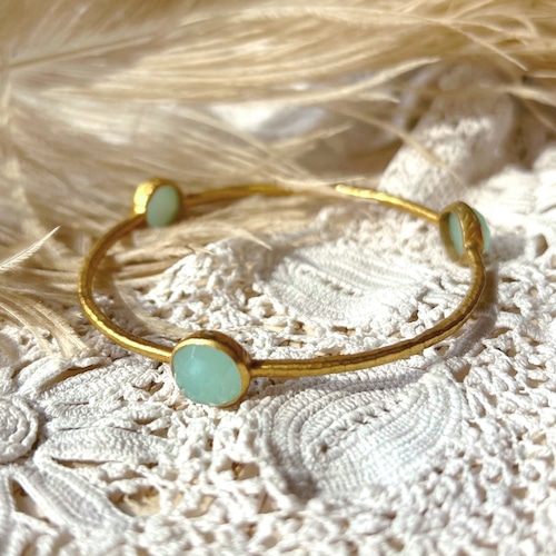 薄水色のバングル