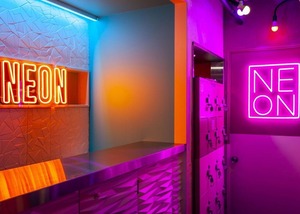 Neon Fukuoka 箱貸しブッキング 月ー木 10:00〜24:00■ 9時間	99,000円(税込)