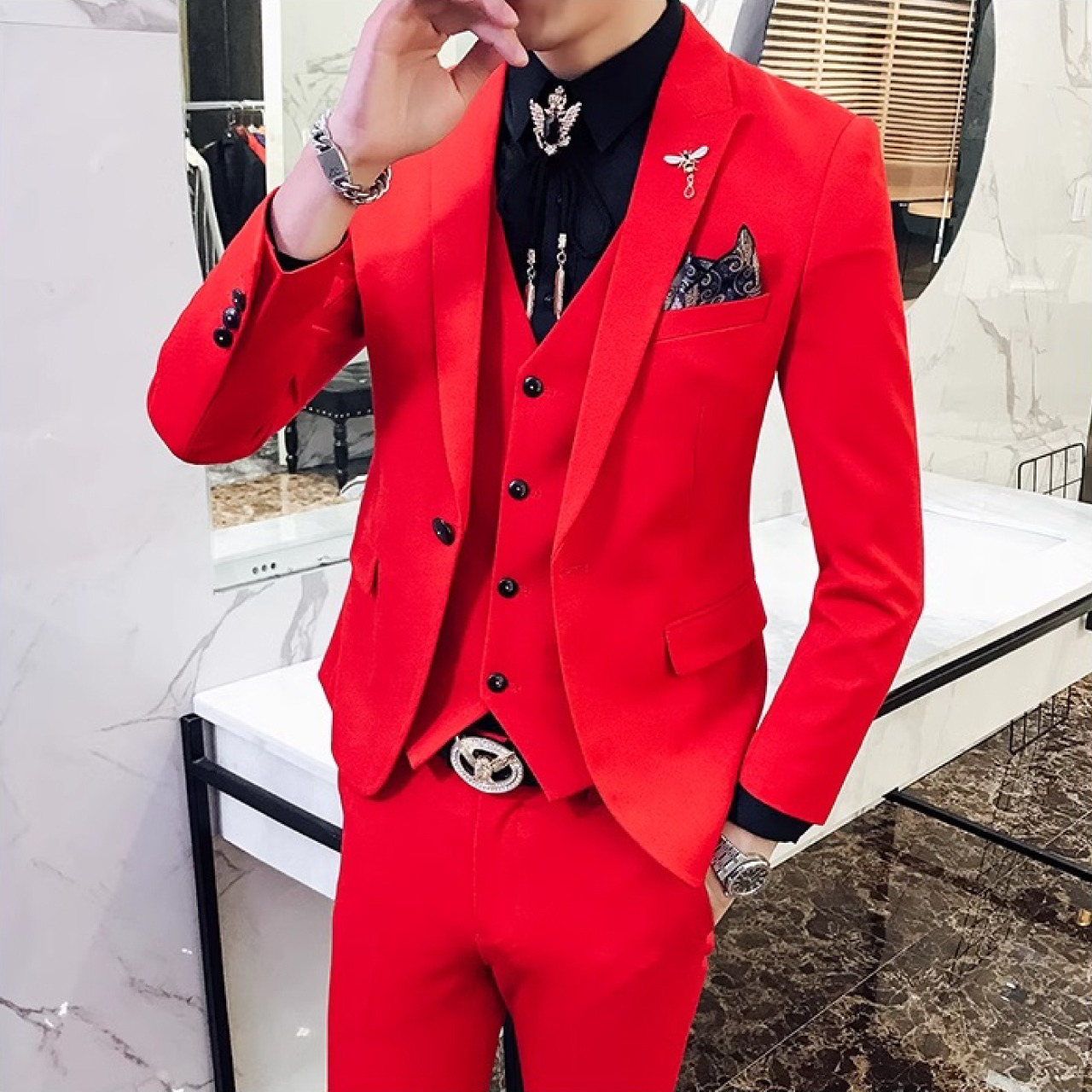 カラフルで個性的なスタイルを楽しみたい方へおすすめスーツ　SU006