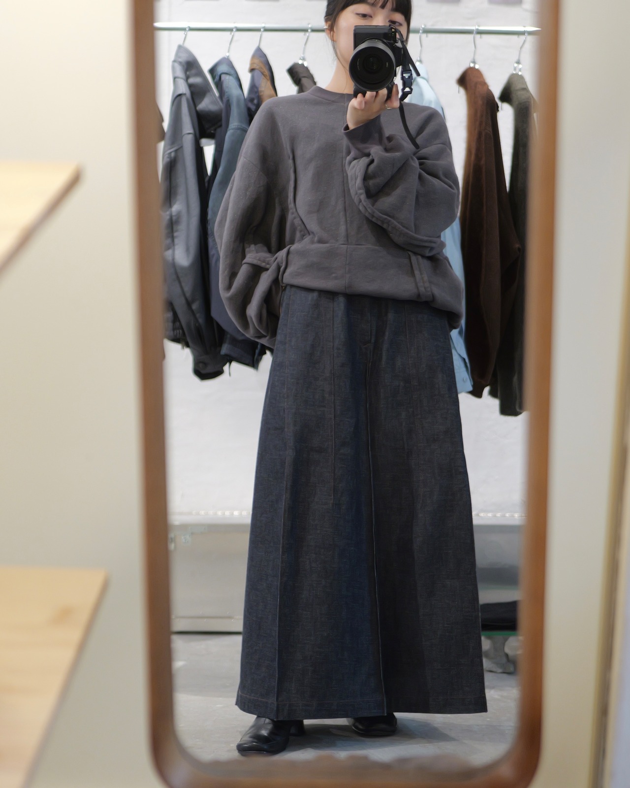 予約販売 | i’m here : - “METAL” SWEAT SHIRT ：Gray｜メタル混裏毛／製作痕のライン／反転ダーツ／ガーメントダイ／日常使いしやすい立体感