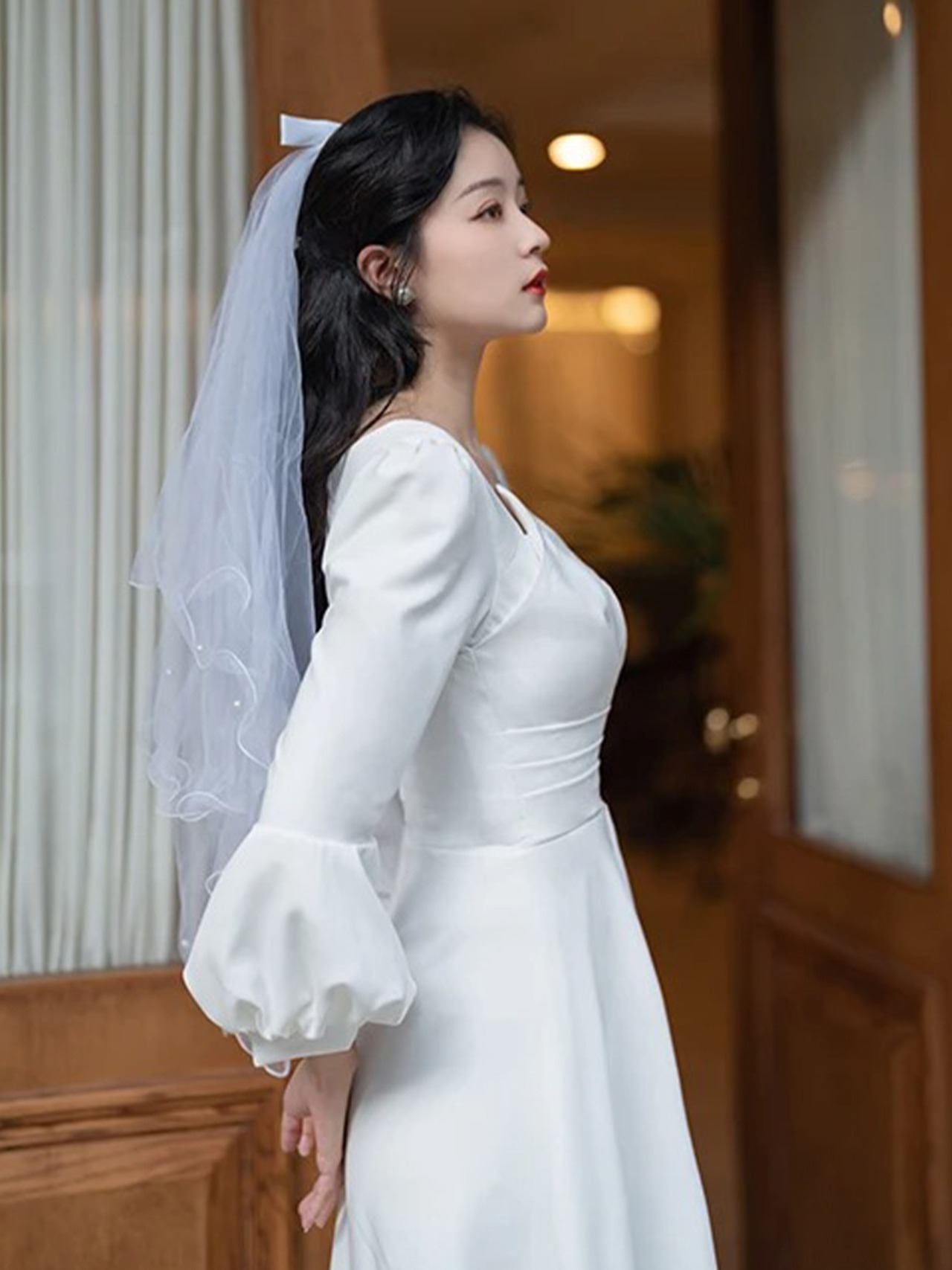 【0082】White Elegant Lantern Long Sleeve Dress