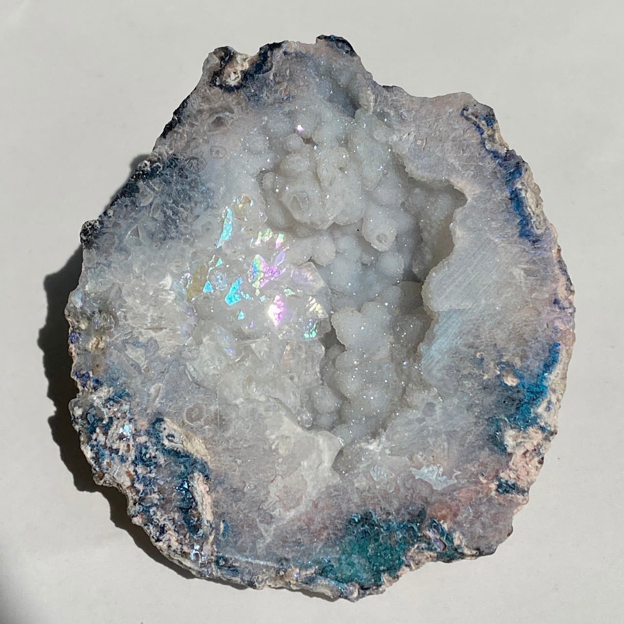 カルセドニーのドゥルージー入りオーラアゲートのジオード Aura Agate