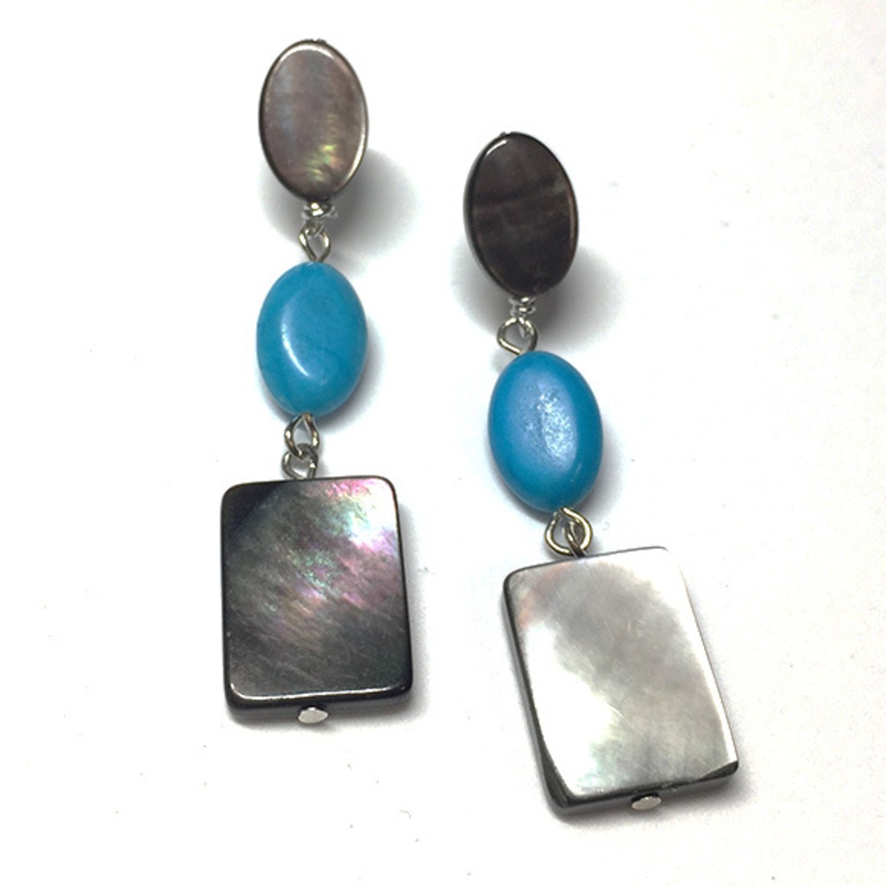 シャープなデザインで大人かっこよく！ ターコイズ・シェルロング ピアス mm1109