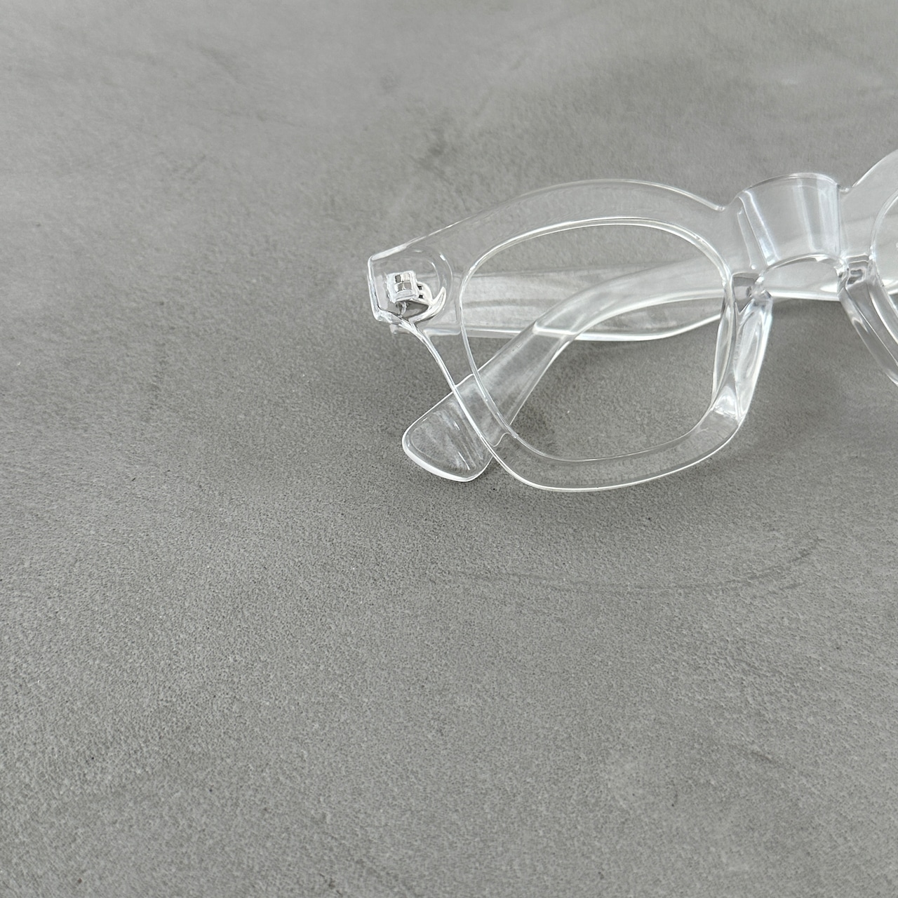 wide frame sunglasses/clear